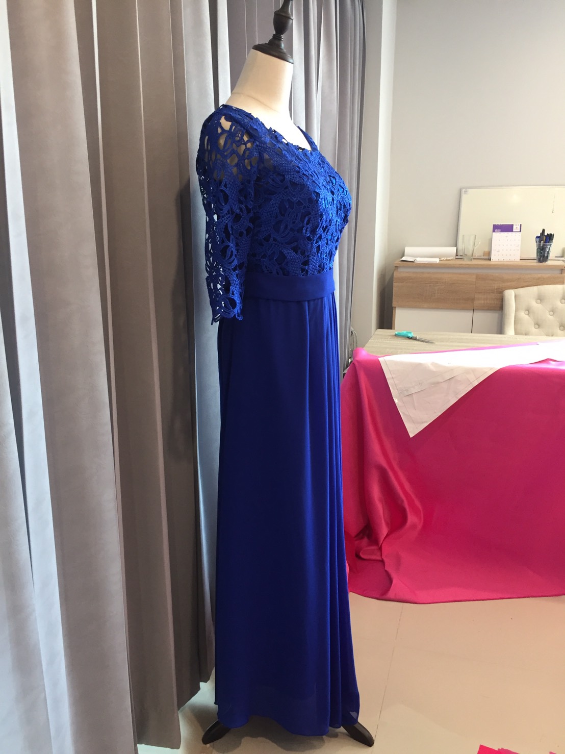 พร้อมเช่า ชุดราตรียาว สีน้ำเงิน แขนสามส่วน ลูกไม้ฉลุ กระโปรงผ้าชีฟอง