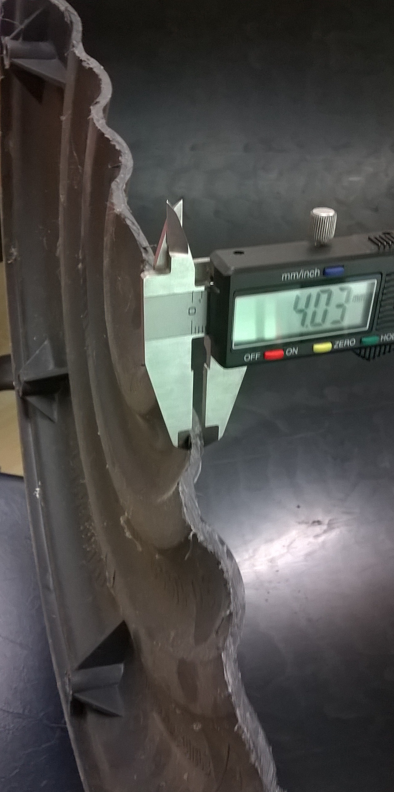 ถังน้ำบรรจุ 100 ลิตร ขนาด Ø54 x 70 ซม. สีดำ เบอร์ 30 อย่างหนา พร้อมหูเหล็ก ล็อกฝาปิด HDPE