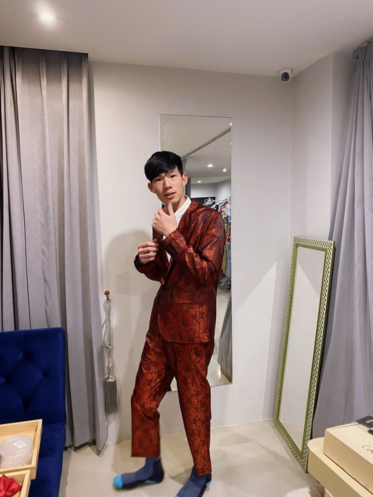พร้อมเช่า ชุดสูทชาย สีแดง พิมพ์ลาย เนื้อผ้าแพรแบบหรูมาก