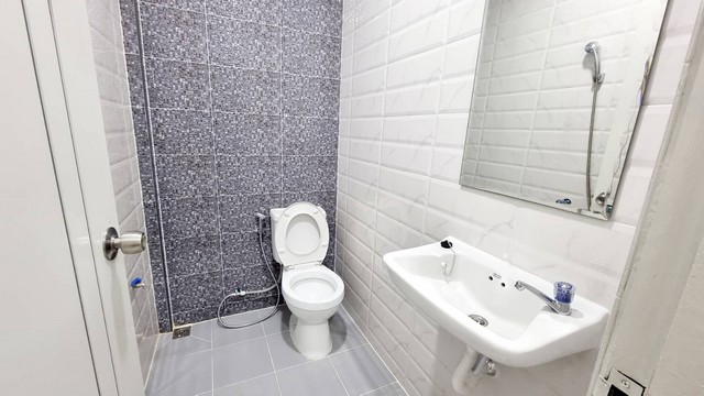 ขายทาวน์เฮ้าส์หมู่บ้านกรุงทอง 2 ชั้น 2 ห้องนอน 1 ห้องน้ำ รีโรเวทใหม่ พร้อมเข้าอยู่ ฟรีโอน