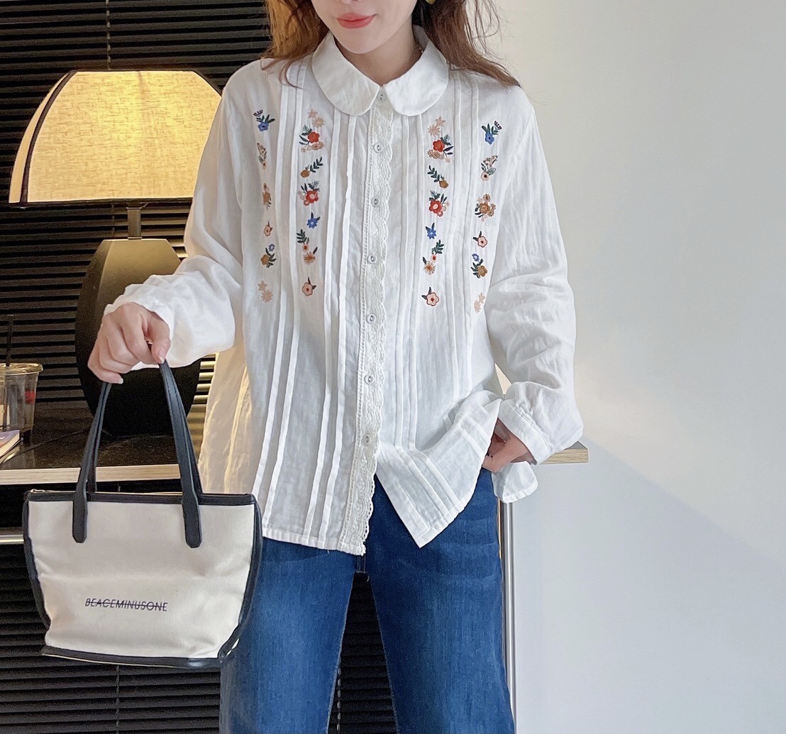 เสื้อคอบัวผ้าฝ้ายนุ่มลายปักแต่งผ้าลูกไม้