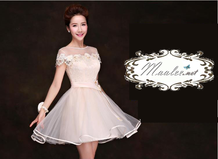 พร้อมเช่า ชุดราตรีสั้น แขนสั้น สีครีม ช่วงบนแต่งผ้าตาข่ายแซมดอกสวย กระโปรงตาข่าย แถมโบว์คาดเอว&โบว์ผูกข้อมือ (เชือกผูกหลัง)