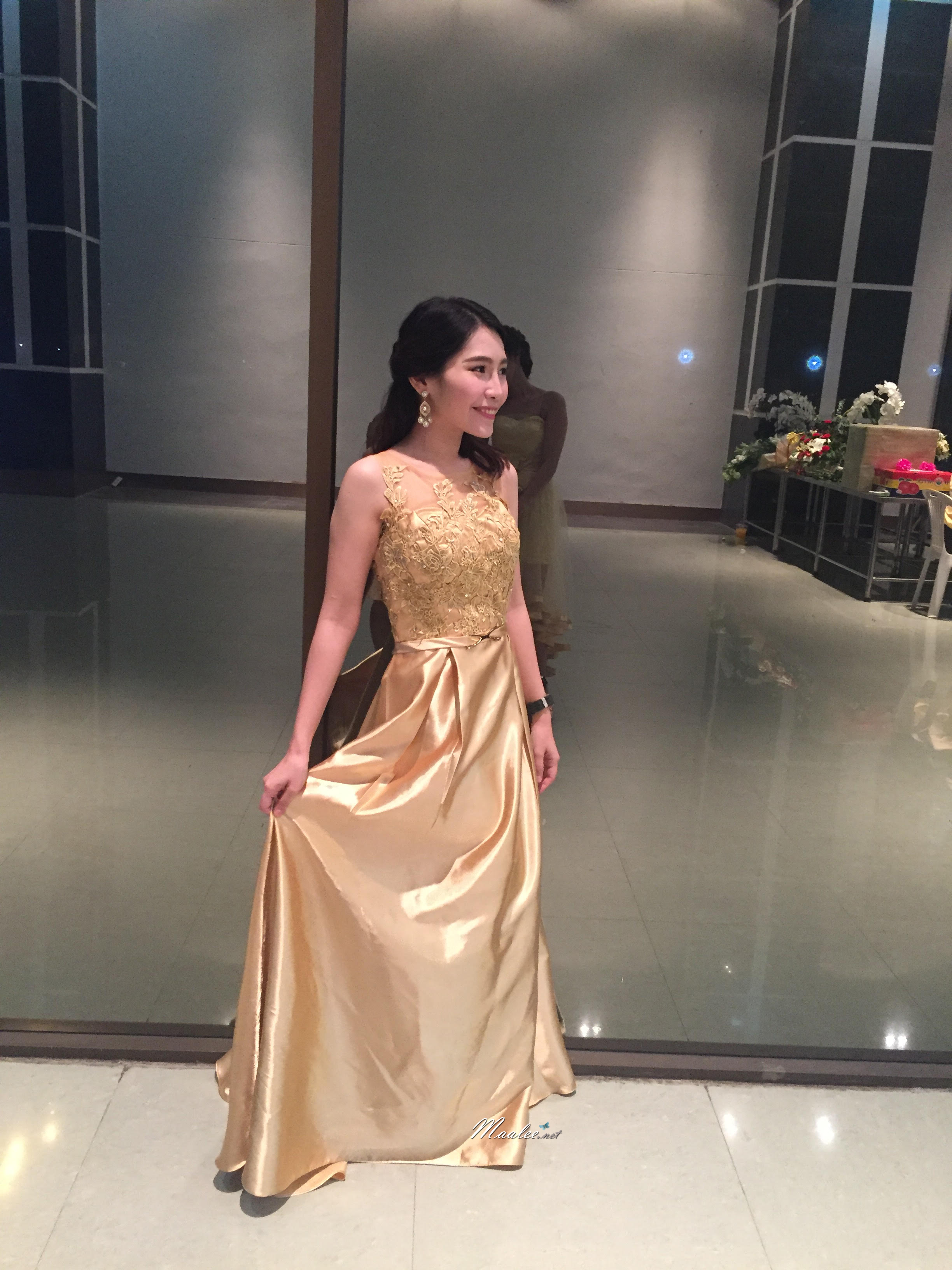 พร้อมเช่า ชุดราตรียาว สีทอง ปักลูกไม้ ด้านหลังเป็นแบบซีทรู กระโปรงผ้าซาติน