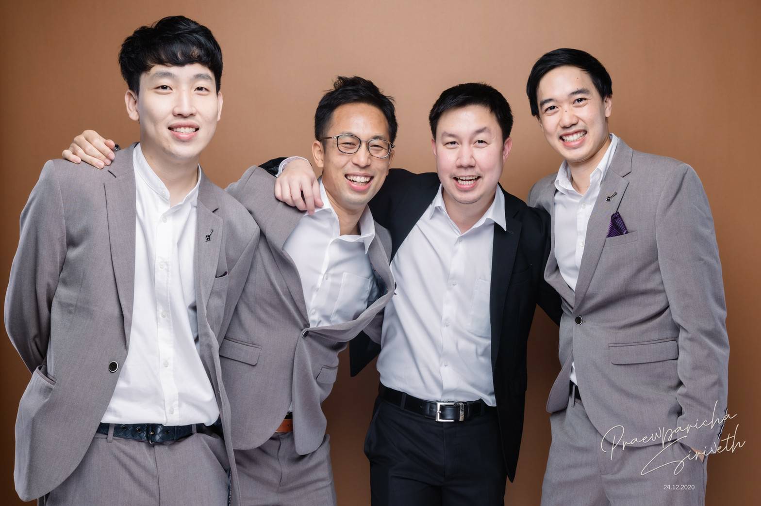 พร้อมเช่า ชุดสูทชาย สีน้ำตาล ทรงเข้ารูป สไตล์เกาหลี พร้อมเสื้อกั๊ก