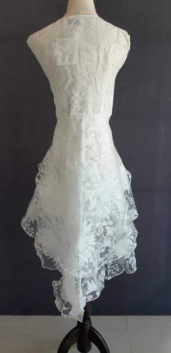 Pre-order เดรสขาว พรีเวดดิ้ง หน้าสั้นหลังยาว แขนกุด ลายดอกไม้ เรียบหรู