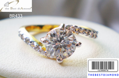 BR433+++แหวนชู 1 กะรัต ตรงกลางเพชรCZกลมยกสูง บ่าข้างเอี้ยวๆ สวยมากๆๆ ดูดี เพชรประกายแวววับ วิ๊งๆ เหมือนจริงสุดๆๆ