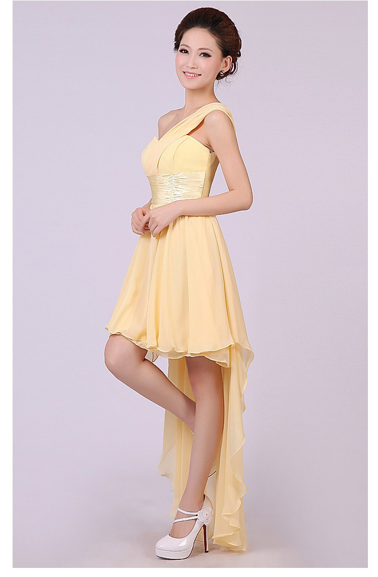 พร้อมเช่า ชุดราตรีสั้น เกาะอก ไหล่เดียว หน้าสั้นหลังยาว คาดเอวผ้าซาติน สีเหลืองอ่อน