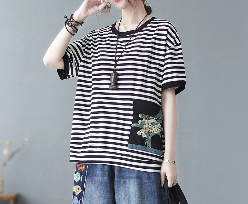 เสื้อยืดลายทางแต่งกระเป๋า