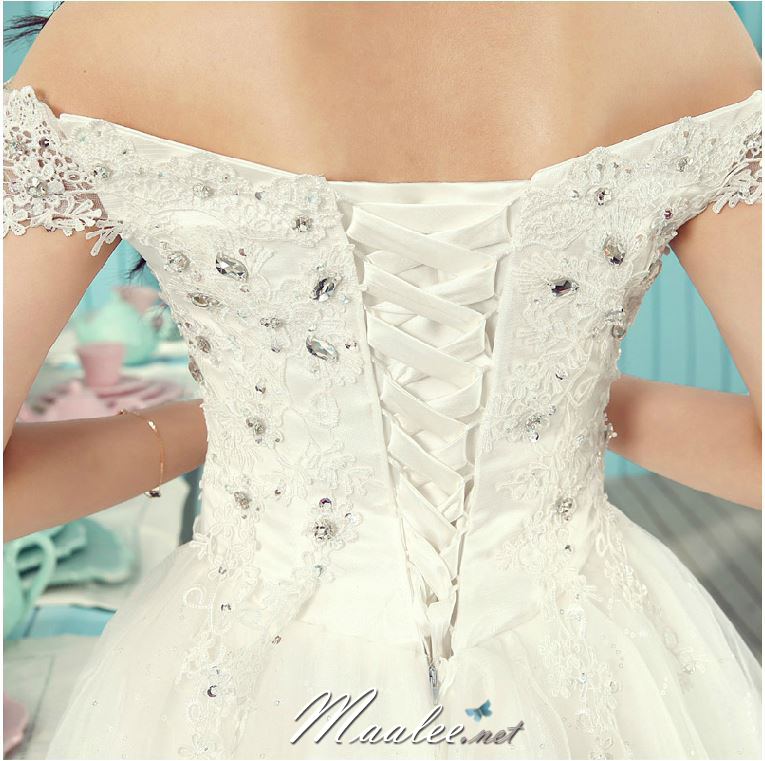 พร้อมเช่า ชุดราตรีสั้น แบบปาดไหล่ แต่งผ้าโปร่งปักดิ้นเงิน อกแต่งลายลูกไม้พร้อมปักเลื่อมหรู สีขาว (เชือกผูกหลัง)