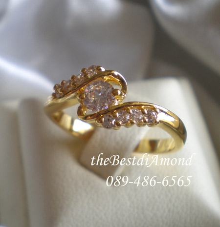 BR949+++แหวนหนีบแบบเก๋ๆ+++ดีไซน์น่ารักมากๆ ออกแบบได้ลงตัว หรูหราพอสมควรแต่ไม่เวอร์ ขนาดเพชรตรงกลางกำลังดีค่ะ ขนาด 30 สตใส่ติดนิ้วได้สบาย ดีไซน์เก๋มาก