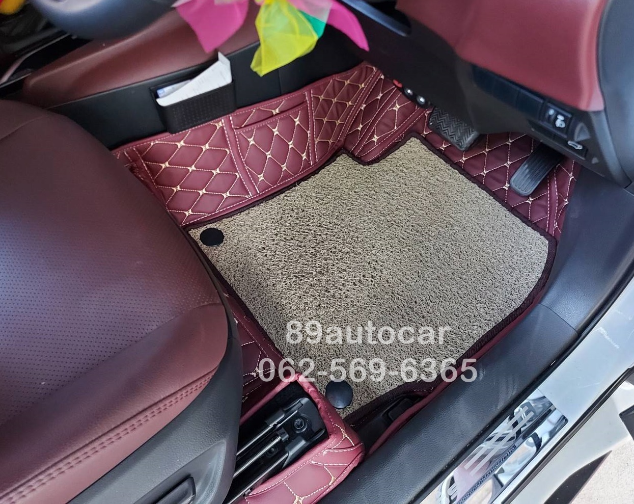 พรมในรถยนต์ Toyota Collora Cross ปูพรม7D สีแดงเลือดหมู เสริมด้วยพรมดักฝุ่นสีครีมขอบน้ำตาล