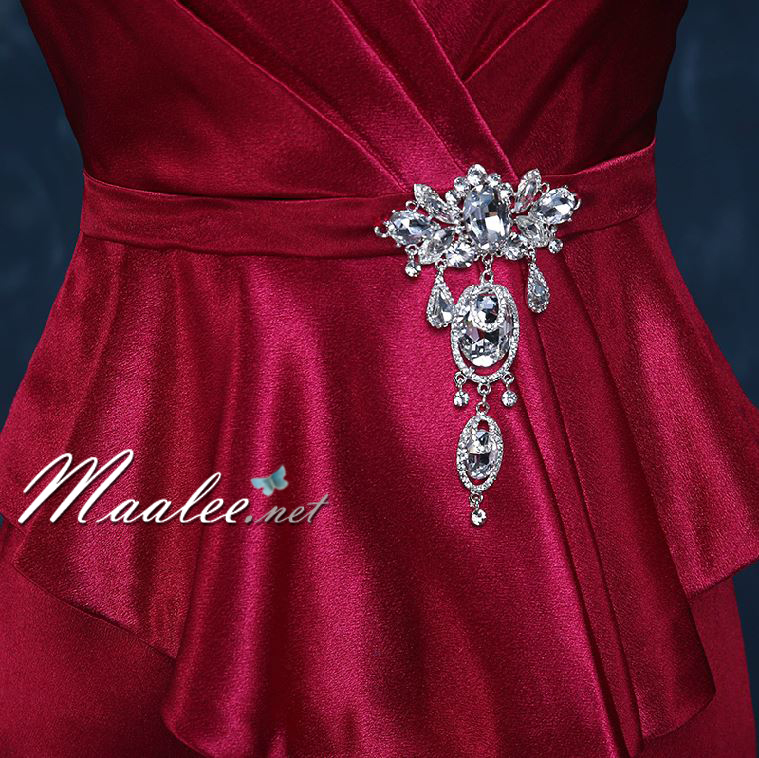 พร้อมเช่า ชุดราตรียาว แขนกุด ทรงหางปลา แต่งระบายช่วยพรางหน้าทอง มาพร้อมเข็มกลัดหรู สีแดง (เชือกผูกหลัง)