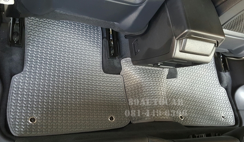 ผ้ายางปูพื้นรถยนต์เข้ารูป Land Rover Discovery 2017 7 ที่นั่ง ลายธนูสีเทาขอบเทา