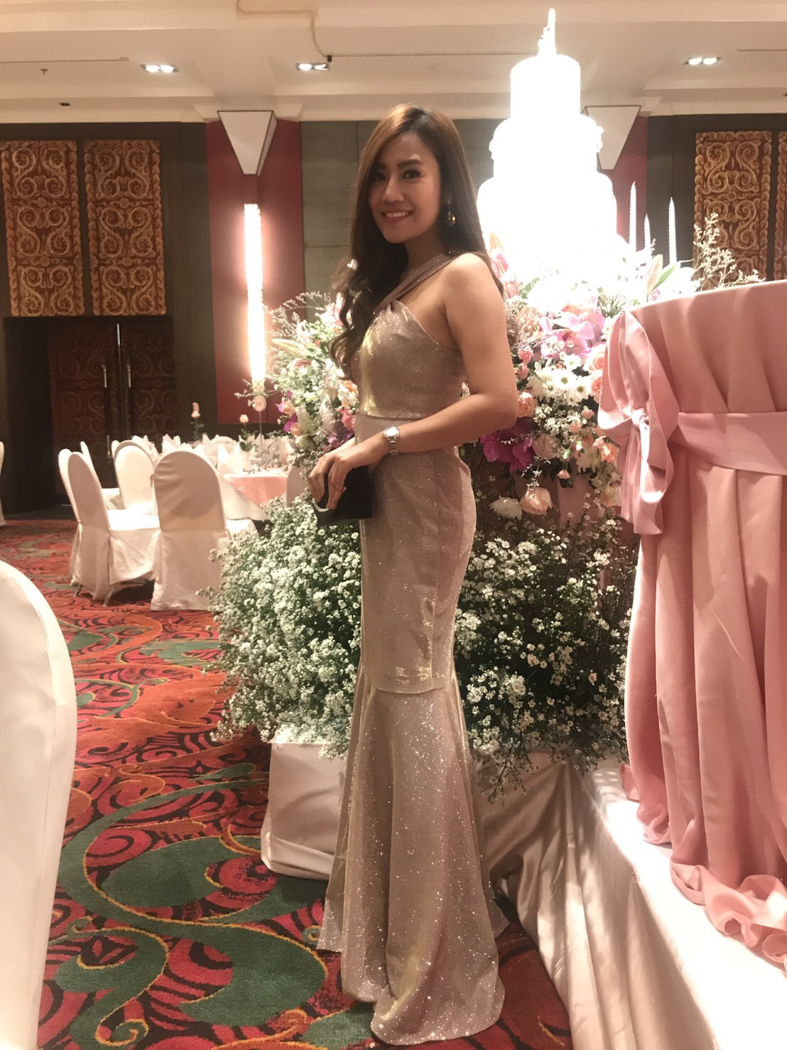 พร้อมเช่า ชุดเดรส คล้องคอ ทรงหางปลา ผ้า glitter ระยิบระยับ สีชมพู Nude