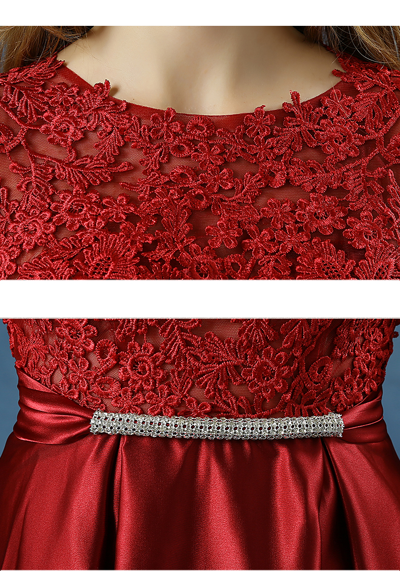 พร้อมเช่า ชุดราตรียาว แขนกุด สีแดง อกแต่งลูกไม้ กรโปรงเนื้อผ้ามัน คาดเอวคริสตัล เซ็กซี่ผ้าหลัง เพิ่มเข็มกลัดโบว์ช่วงหลัง