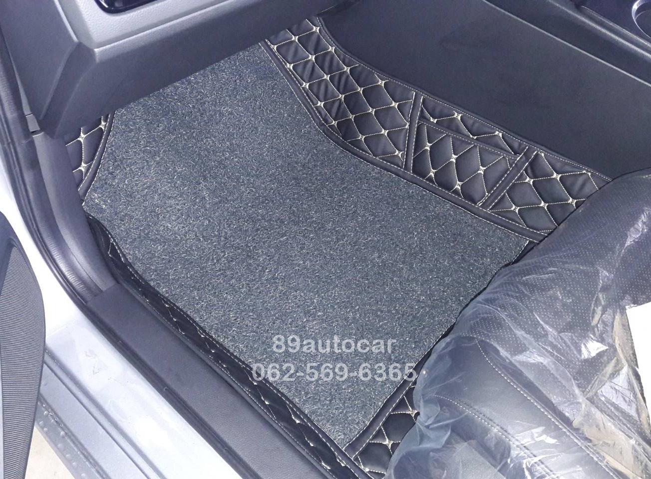 พรมปูพื้นรถยนต์ Honda Civic 2022 ปูพรม8D สีดำด้ายทองเย็บติดพรมดักฝุ่นสีเทา เข้ารูป