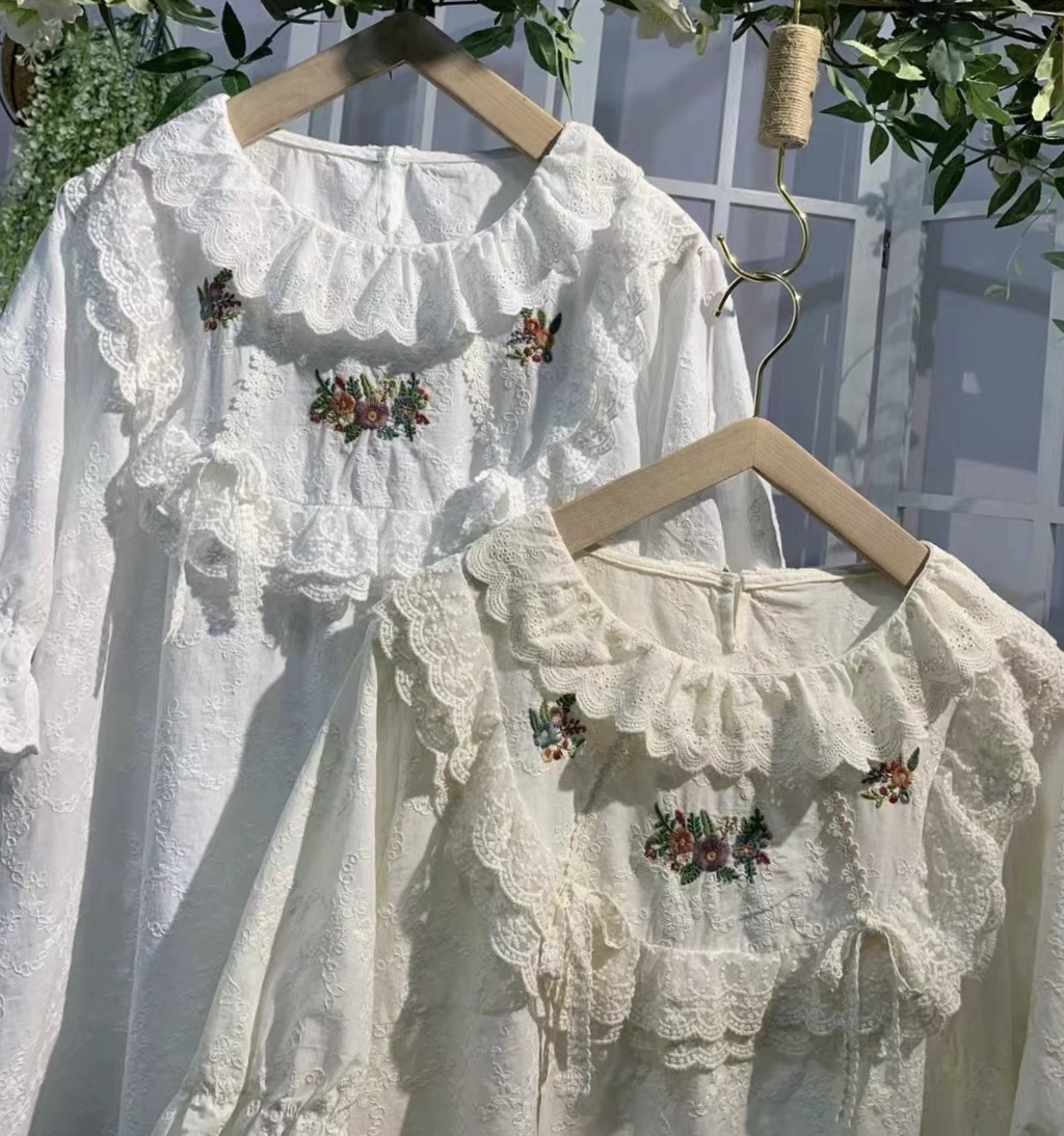 เสื้อผ้าลูกไม้ลายปักแต่งคอระบาย