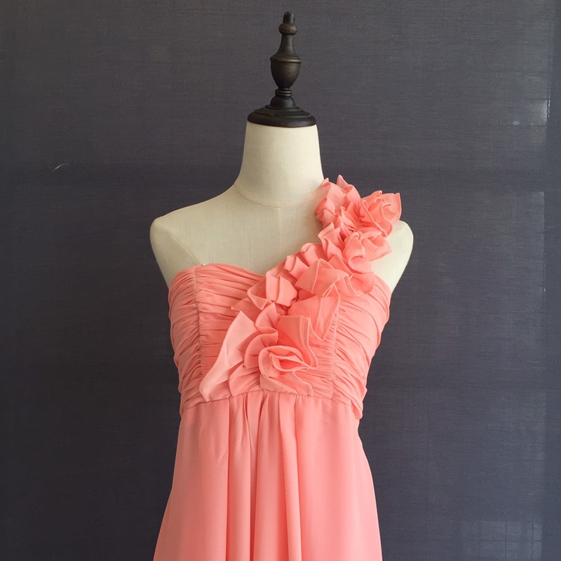 พร้อมส่ง ชุดราตรีสั้น ไหล่เดียว จับเดรปหน้าอก แต่งระบายช่วงไหล่ สีโอรส สำเนา