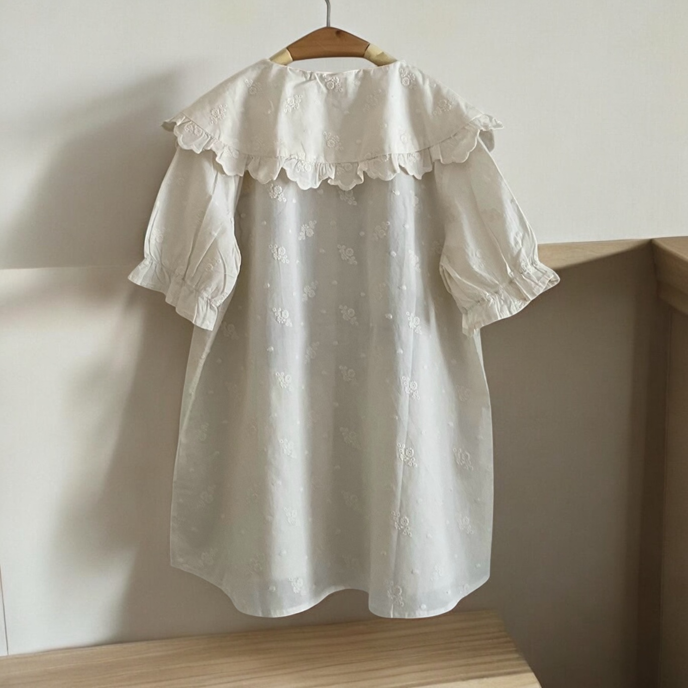 เสื้อคอบัวผ้าลูกไม้ลายปัก