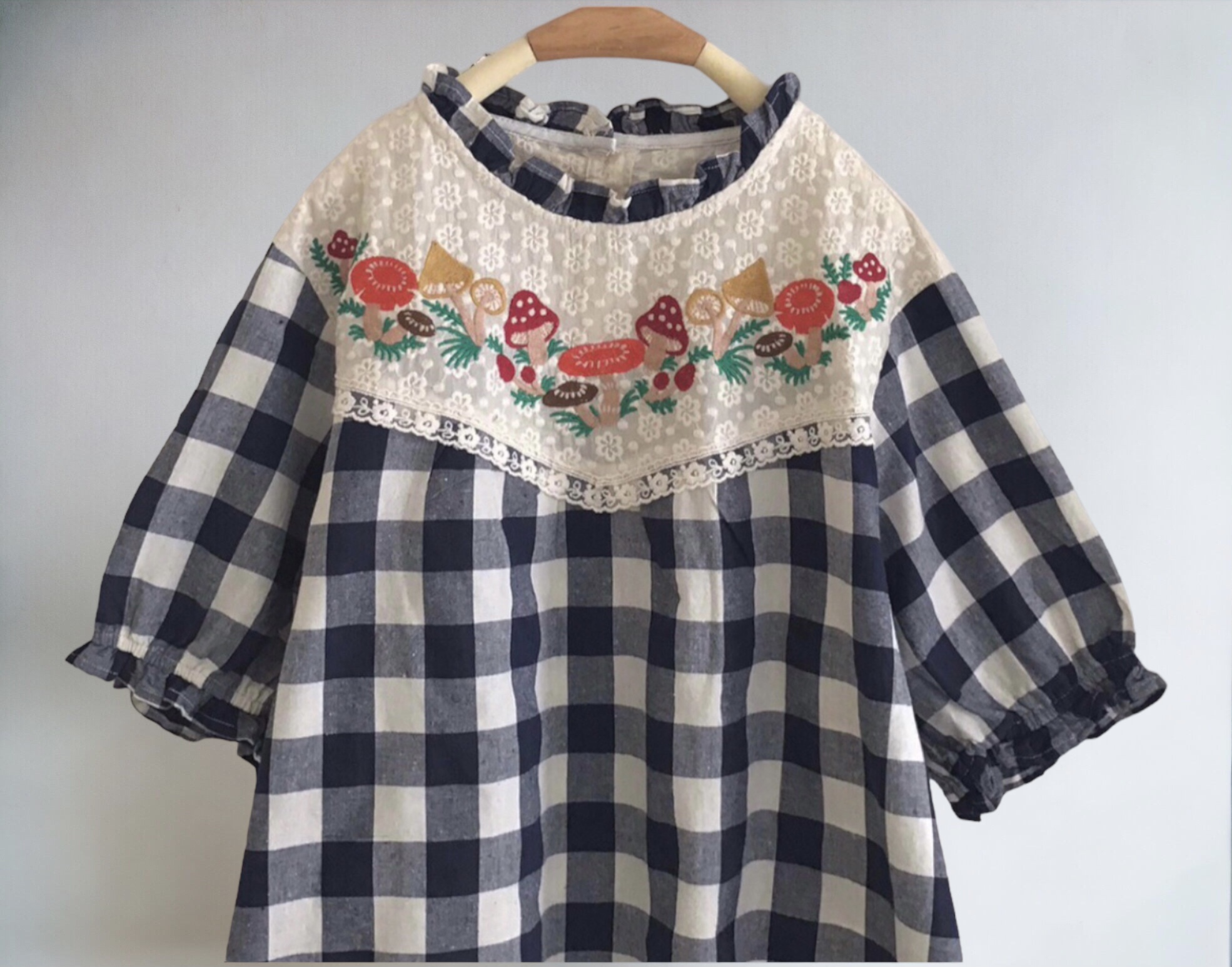 เสื้อผ้าฝ้ายลายสก็อตแต่งผ้าลูกไม้ลายปัก