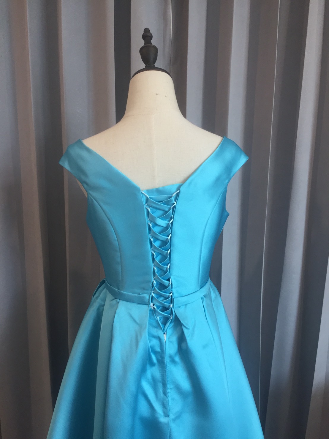 พร้อมส่ง ชุดราตรีสั้น แบบไหล่ปาด อกSweet Heart สไตล์วินเทจผ้าไหมดัชเชส กระโปรงทรงA 5ส่วน แต่งโบว์ ช่วงเอว สีฟ้า (เชือกผูกหลัง)