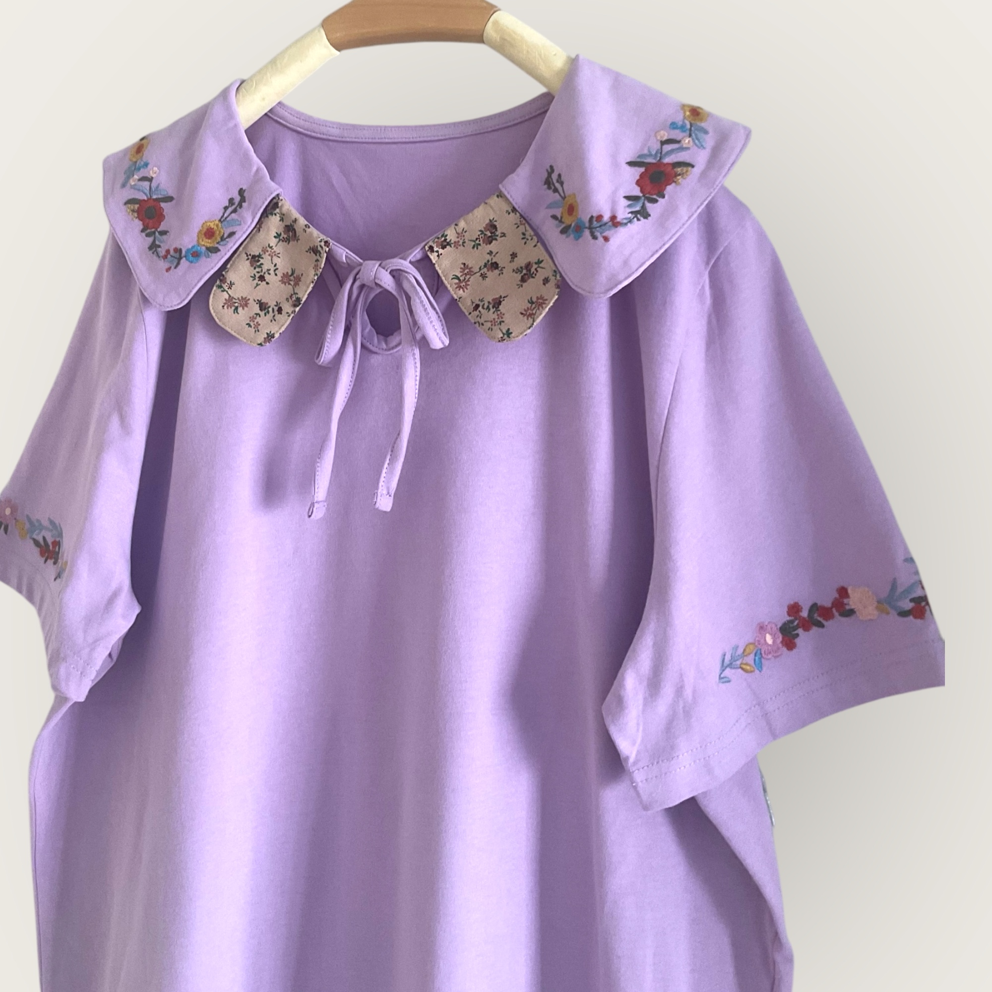 เสื้อยืดคอบัวลายปัก