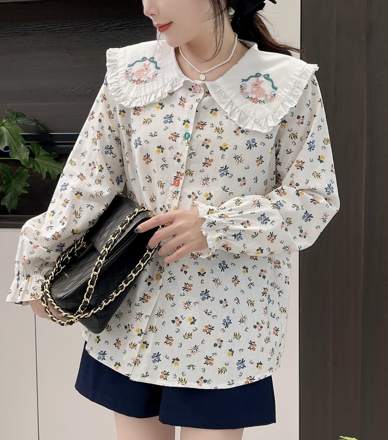 เสื้อคอบัวผ้าฝ้ายลายดอกไม้แต่งกระดุมสี