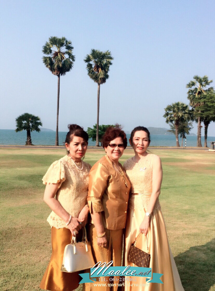 พร้อมเช่า ชุดราตรียาว แขนกุด แต่งลูกไม้ฉลุ ผาคาดเอวซาติน สีทอง สวยเรียบหรู