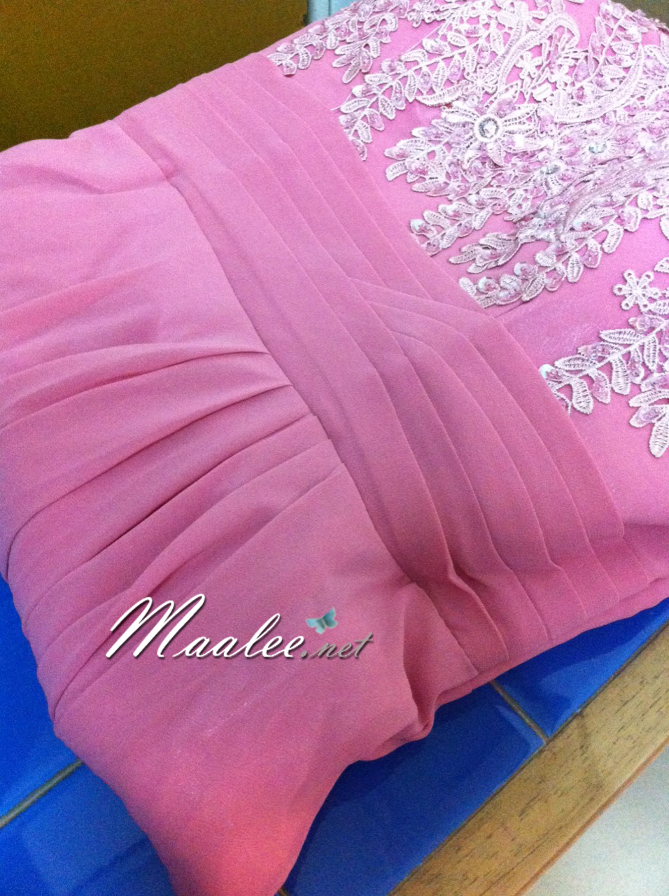 พร้อมเช่า ชุดราตรียาว แบบปาดไหล่/แขนยาว สีชมพู แต่งลูกไม้ปักเลื่อมลายใบไม้ ผ้าชีฟอง ซิปหลัง (ดูสีจริงได้ข้างล่าง)