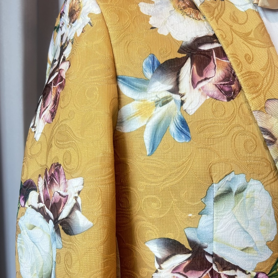 พร้อมเช่า เสื้อสูทชาย สีเหลือง ผ้าแจ๊กการ์ด ลายดอก Amber Yellow Floral Suit