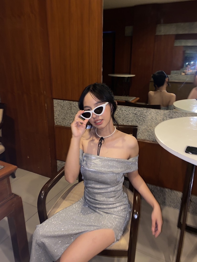 พร้อมเช่า ชุดเดรส ไหล่ปาด ผ่าหน้าขา ผ้า Glitter สีเทา