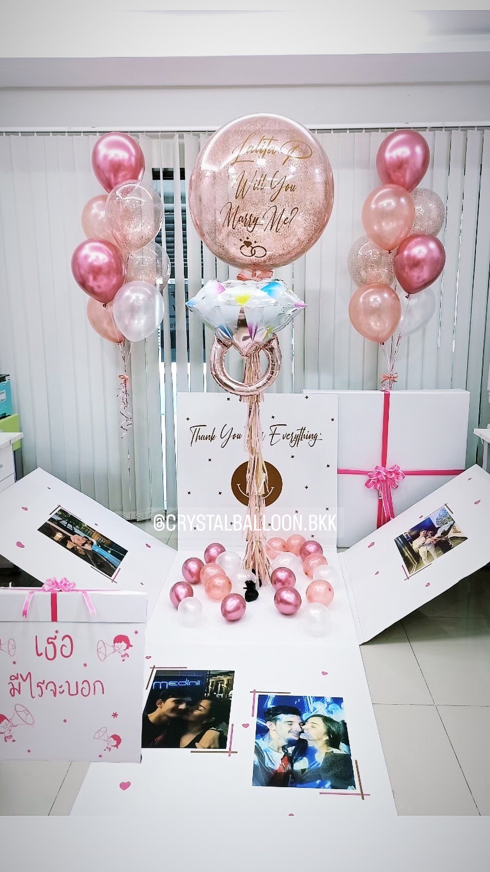 Jumbo Box 36" Will You Marry Me? Bubble 36" Theme โรสโกล พร้อมตกแต่ง ช่อลูกโป่ง 7 ลูก 2 ช่อ,ลูกโป่งใส ใส่กลิตเตอร์,ฟอยล์แหวนเดี่ยวใหญ่ 1 ชิ้น,สามารถใส่รูปได้ 4 ใบ สามารถเปลี่ยนสีลูกโป่ง/เปลี่ยนข้อความ/เปลี่ยนสี-ฟอยล์ตกแต่งได้