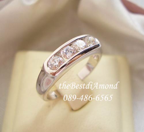 BR963RD+++แหวนล็อค 4 เม็ด+++แหวนแถวงามๆอีกแบบ โชว์เพชรขนาด 12 ตัง จำนวน 4 เม็ด แวววาวมากๆๆ ใส่ติดนิ้วได้ทุกโอกาส แบบนี้ใส่เป็นแหวนคู่ได้เลยค่ะ