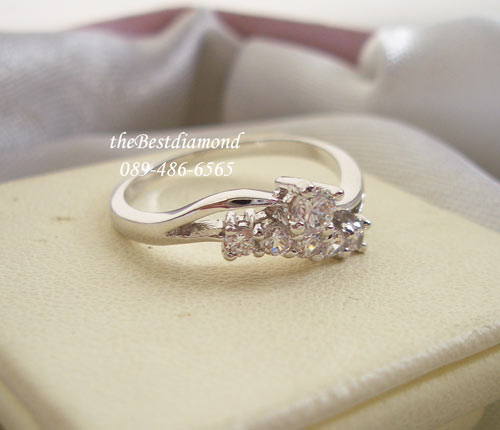 BR415RD+++แหวนน่ารักๆ ดีไซน์ลงตัวสวยงาม ระหว่างเพชรเม็ดเดียว กับ แหวนแถว เพชรสวยมากๆๆ ใส่ติดนิ้วได้เลย แถมใส่ได้สวยทุกนิ้ว