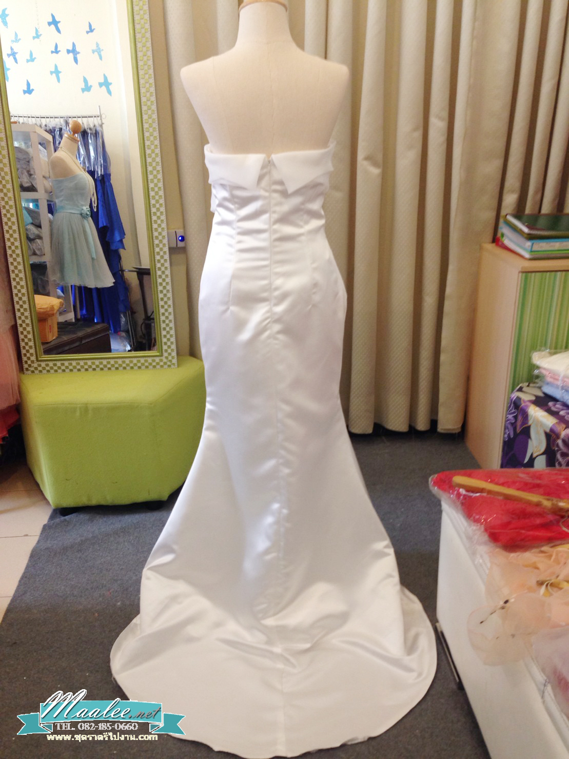 พร้อมเช่า ชุดเจ้าสาว/เพื่อนเจ้าสาว ราตรียาว แบบเกาะอก ทรงหางปลา สีแดง เรียบหรู แต่งผ้าแก้วช่วงอก กระโปรงผ้าซาติน ชายยาว (เชือกผูกหลัง)