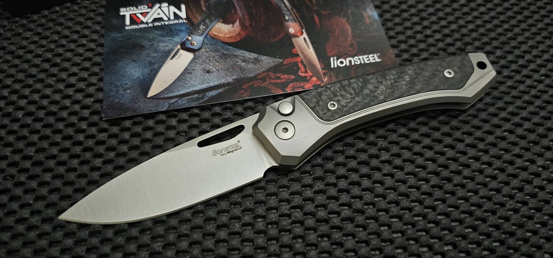 LionSTEEL Twain Button Lock CF Gray