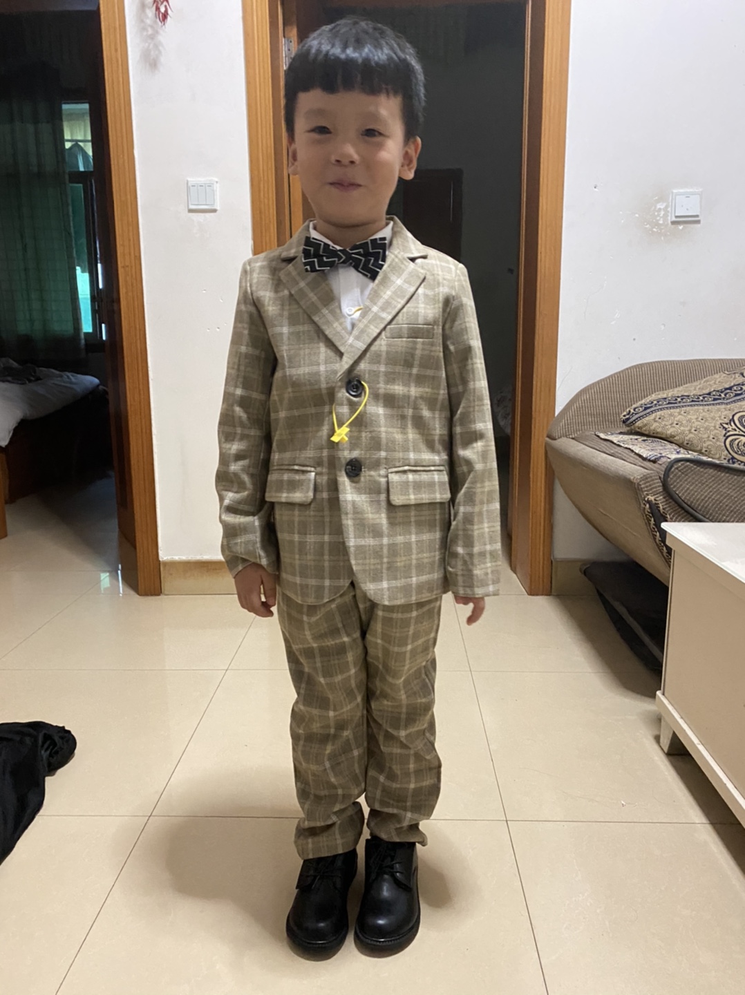 พร้อมเช่า ชุดสูทเด็กชาย สีกากีลายตาราง ** พร้อมเช่าไซส์ 100 , 110 , 120,130,140,150 **