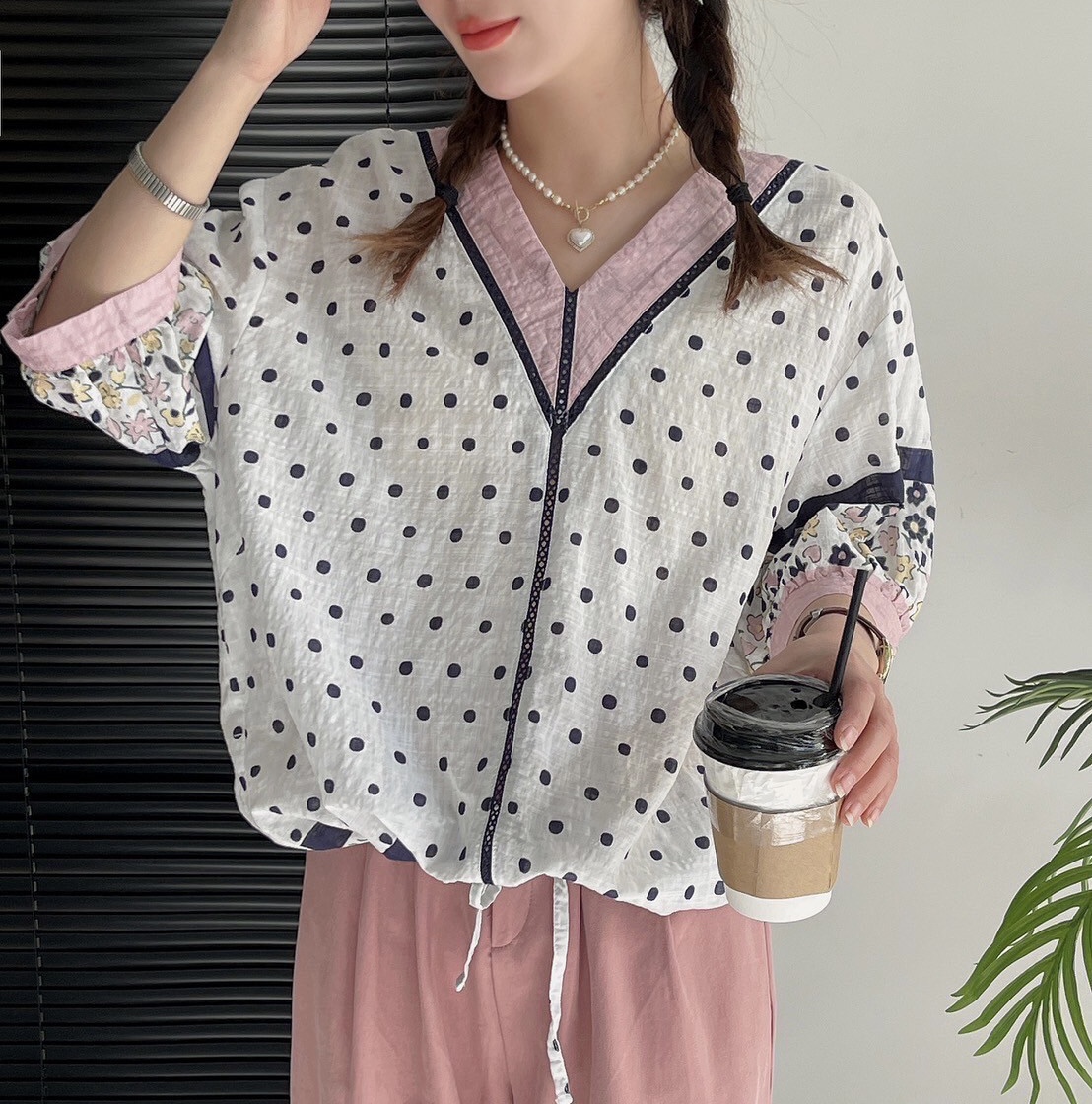 เสื้อคอวีผ้าฝ้ายลายจุดแต่งลูกไม้