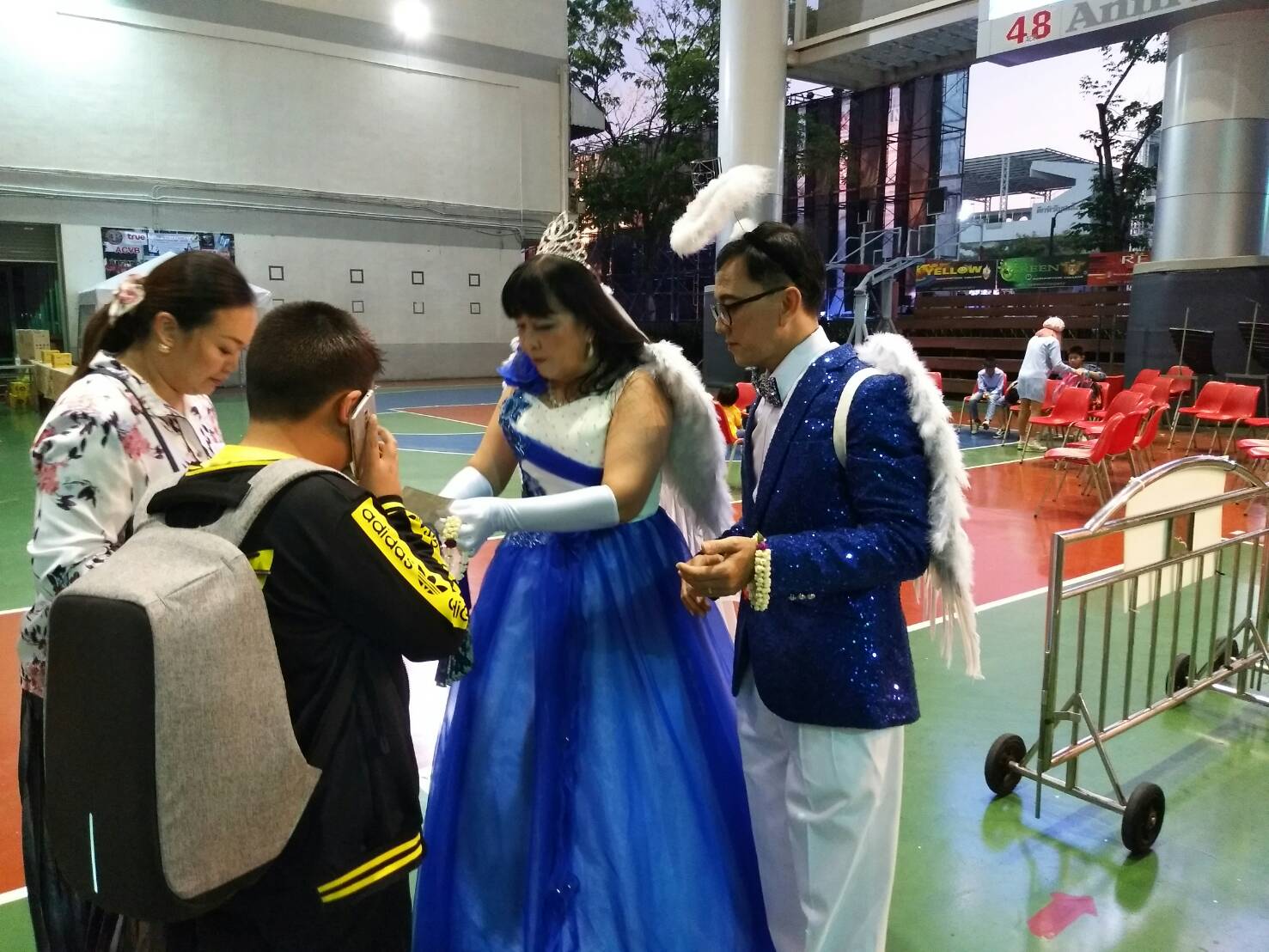 พร้อมเช่า ชุดแฟนซี ชุดราตรียาว สีน้ำเงิน เกาะอกไหล่เดียว แต่งดอกไม้ช่วงบน กระโปรงพองสวย