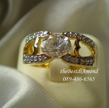 BR511+++แหวน Middle of Oval+++แหวนเพชรรูปไข่อีกแบบ สวยมากๆๆ เพชรรูปไข่วางขวาง ขนาบด้วยตัวเรือน ดีไซน์เก๋ สวยสุดๆๆ ใส่สวยทุกนิ้วเลยค่ะ เพชรแพรวพราวมาก