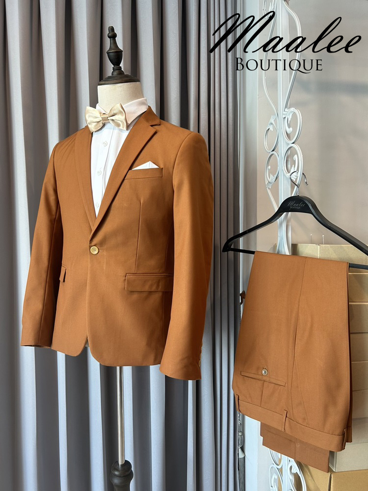 พร้อมเช่า ชุดสูทชาย สีน้ำตาล คาราเมล รุ่นคลาสสิค (ไม่มีเสื้อกั๊ก)