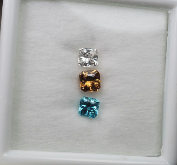 เพทายกัมพูชา 1.80 กะรัต 3 ชิ้นทรงปริ๊นเซส