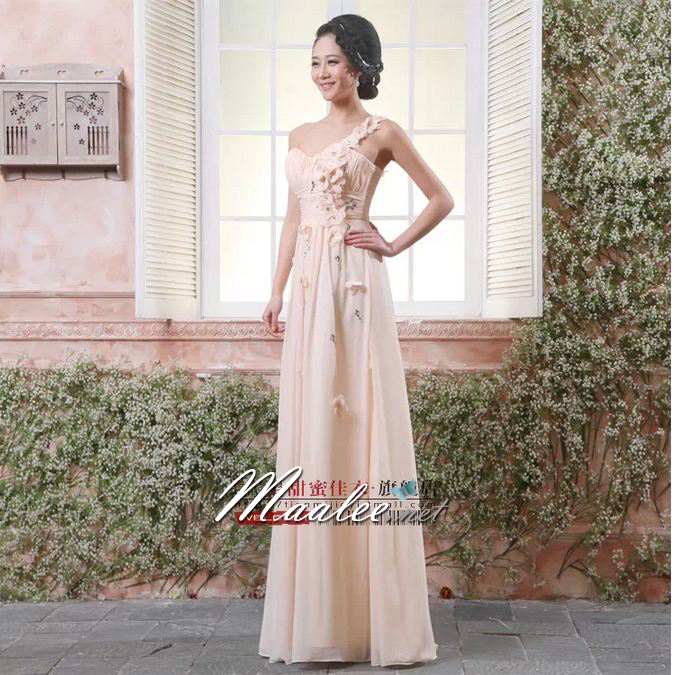 พร้อมส่ง ชุดราตรียาว ไหล่เดียว สีครีม Champagne คอเว้าหัวใจ แต่งช่อดอกไม้สวยยาวจากไหล่ถึงเอว