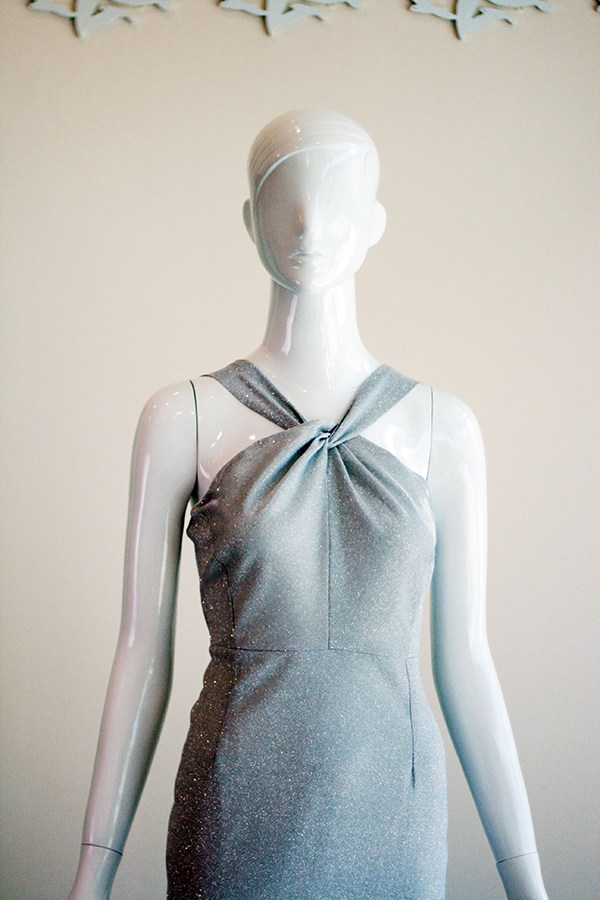 พร้อมเช่า ชุดเดรส คล้องคอ ทรงหางปลา ผ้า glitter ระยิบระยับ สีเงิน