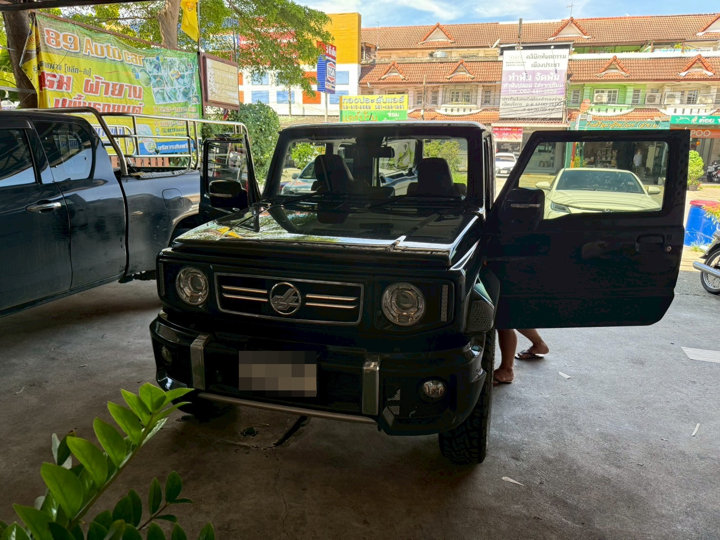 พรมปูพื้นรถยนต์ Suzuki Jimmy 2025 พรมVVIP ด้ายคู่ สีน้ำตาลเข้มด้ายทอง เต็มคัน