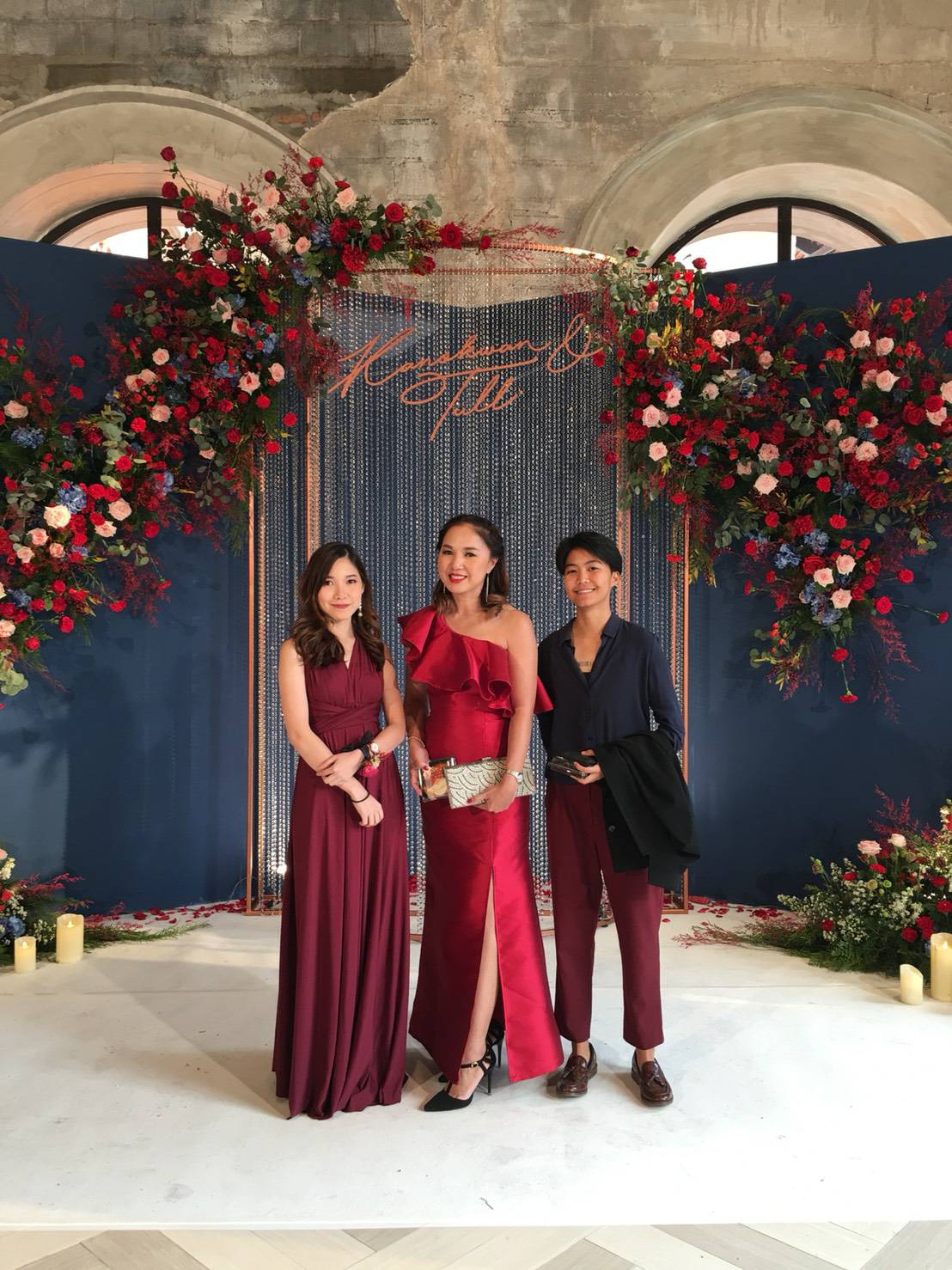 พร้อมเช่า ชุดเดรส ชุดออกงาน ราตรียาว ไหล่เดี่ยว ทรงเก๋ๆ จับจีบรอบแขนขวา กระโปรงหางปลาผ่าหน้า สีไวน์แดง