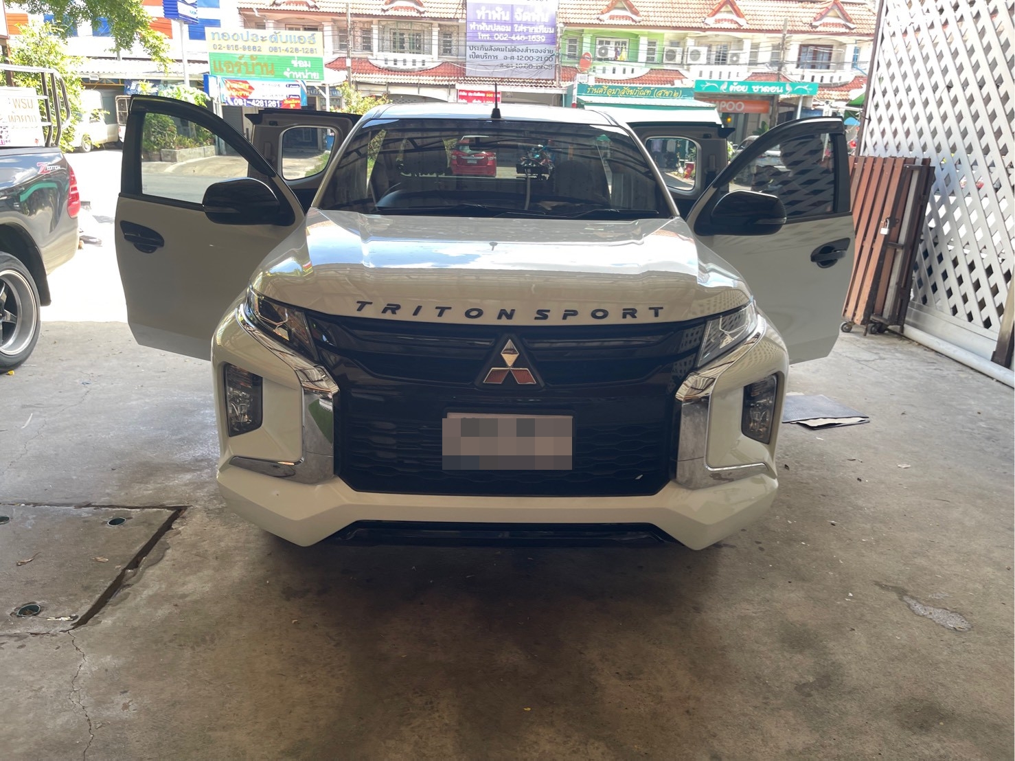 พรมรถยนต์ Mitsubishi Triton Cab 2017 พรมVVIP ด้ายคู่ สีดำด้ายแดง