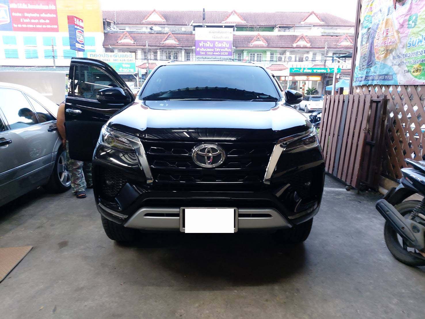 ขายพรมรถยนต์ Toyota Fortuner 2020 ปูพรม8d สีแดงไวน์เย็บติดไวนิลสีครีม