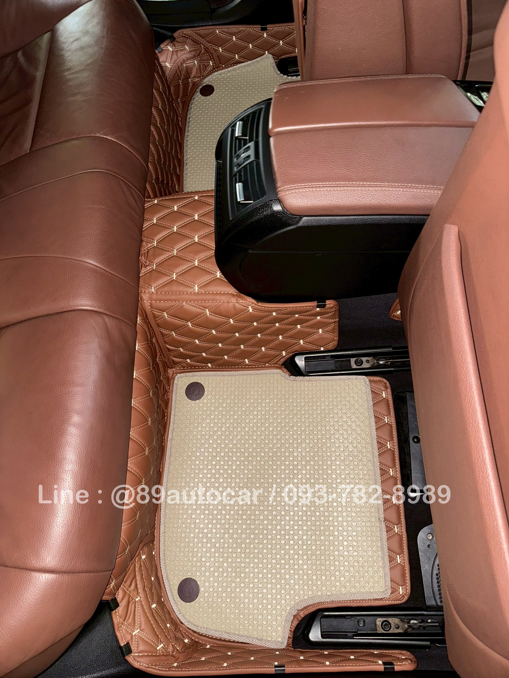 พรมรถยนต์ BMW 520d F10 ปูพรมVVIP สีน้ำตาลเข้มด้ายทอง + ท้าย กระดุมเล็ก PVC แท้ สีครีม