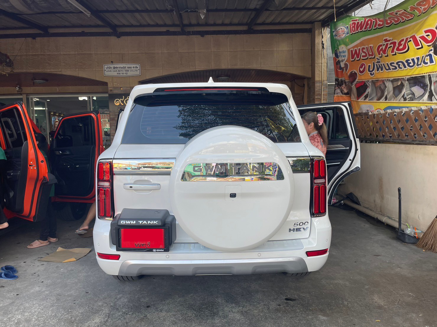 พรมปูพื้นรถยนต์ Tank500 ปูพรมVVIP สีแดงไวน์ด้ายทอง เต็มคัน